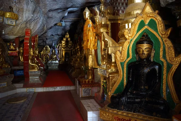 Boeddha's in grot — Stockfoto