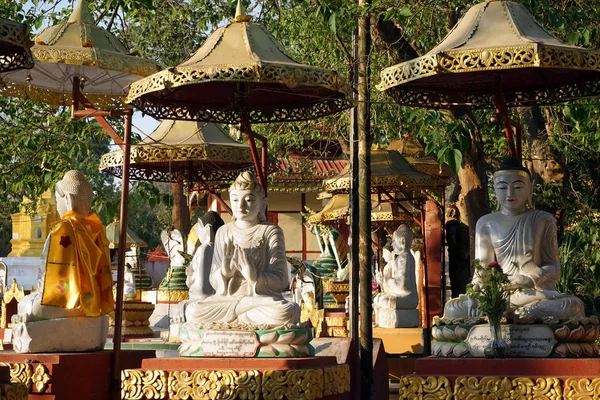 Buddhas on altar — Stock Photo, Image