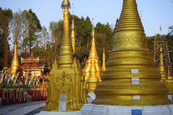 Jóvenes monjes en Myanmar — Foto de Stock