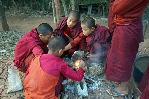 Mladí mniši v Myanmaru — Stock fotografie
