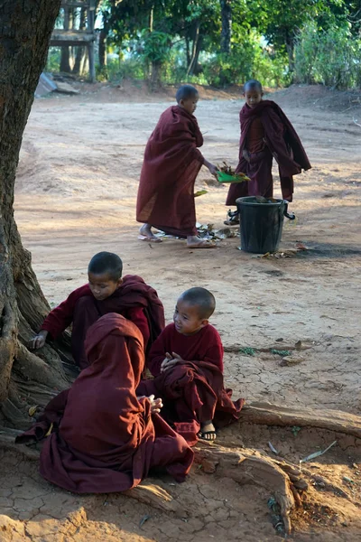 Les jeunes moines nettoient la cour — Photo