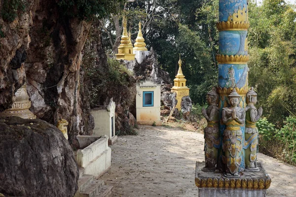 Temple de la grotte au Myanmar — Photo