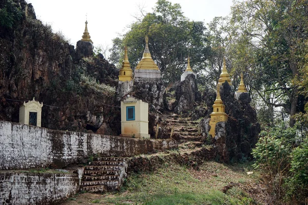 Escalier et stupas — Photo