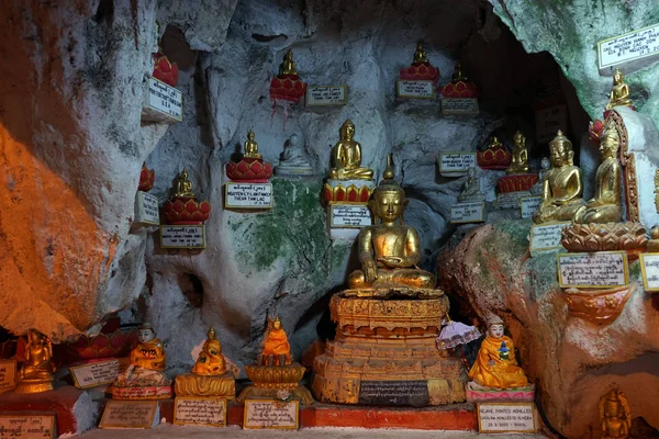 Buddha in grotta — Foto Stock