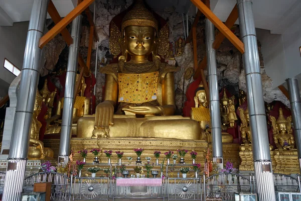 Goldene Buddhas in Myanmar — Stockfoto