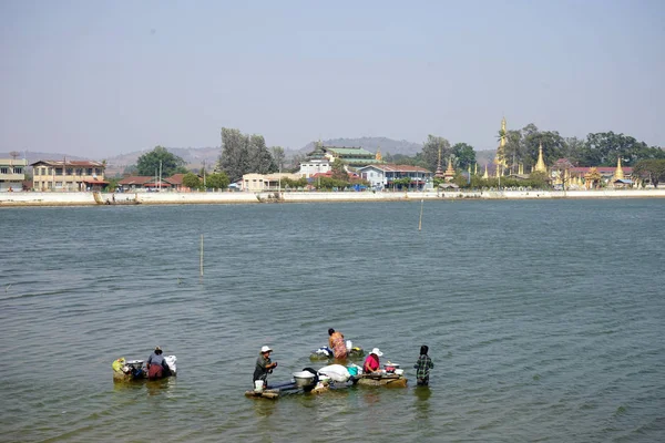 Mulheres no lago — Fotografia de Stock