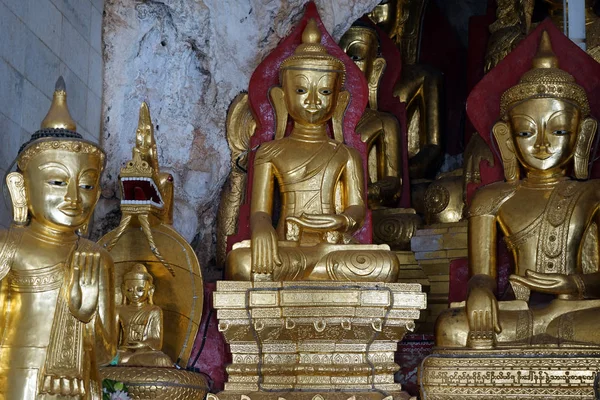 Buddhas in caves — Stock Photo, Image
