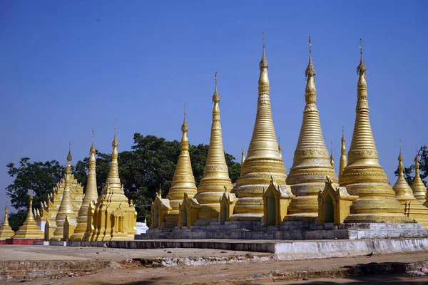 Kultainen Buddha Myanmarissa — kuvapankkivalokuva