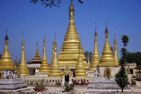 Zlatých buddhů v Myanmaru — Stock fotografie