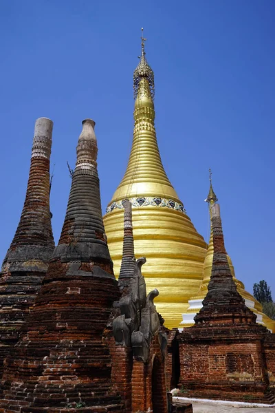 Rader av stupas — Stockfoto