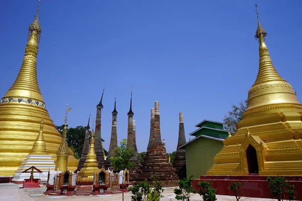 Stupas no mosteiro — Fotografia de Stock