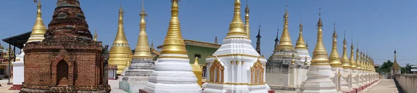 Reihen von Stupas — Stockfoto