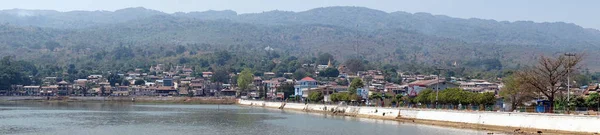 Lago e cidade — Fotografia de Stock