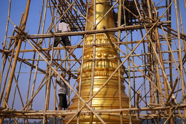 Lavori di restauro in Myanmar — Foto Stock