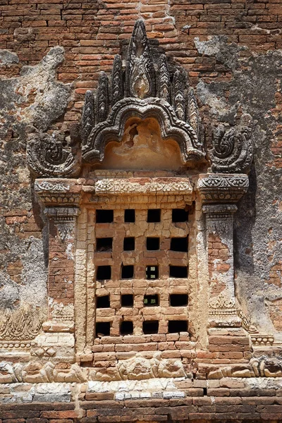 Venster van de oude tempel — Stockfoto