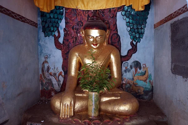 Boeddha in tempel — Stockfoto