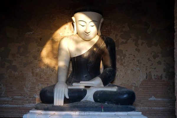 Bouddha dans la pagode Shwezigon — Photo