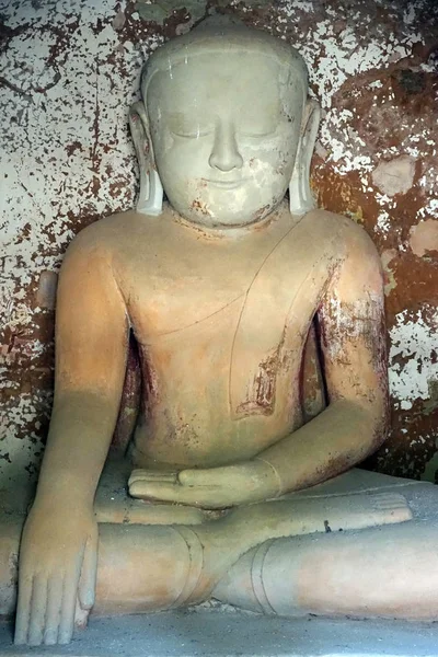 Bouddha dans la grotte — Photo