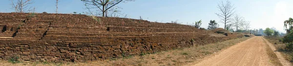 Alte Mauer und Straße — Stockfoto