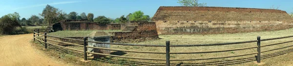 Parede e estrada — Fotografia de Stock