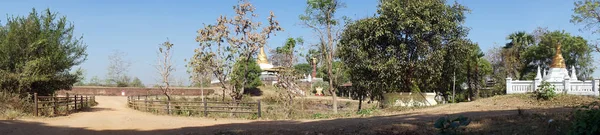 Road and stupas — Stock Photo, Image