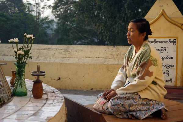 Woman pray in pagoda — Stock Photo, Image