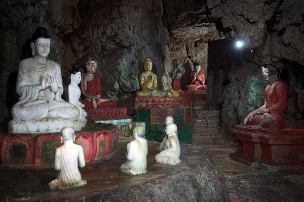 Buddhas in cave — Stock Photo, Image