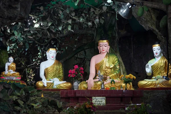 Buddhů v jeskyni — Stock fotografie