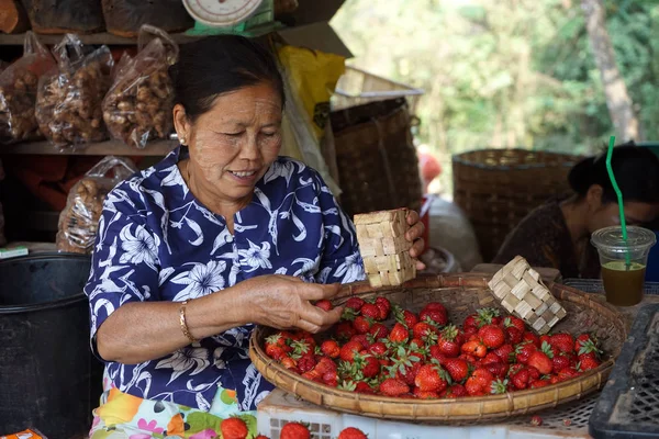 Kvinna med strawberri — Stockfoto