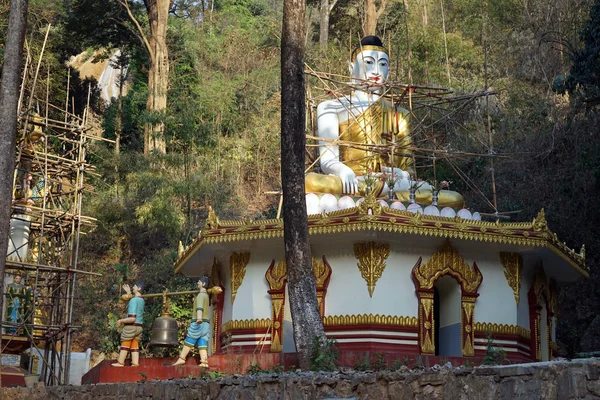 Tempel und Wasserfall — Stockfoto