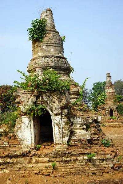 Stupas i kloster — Stockfoto