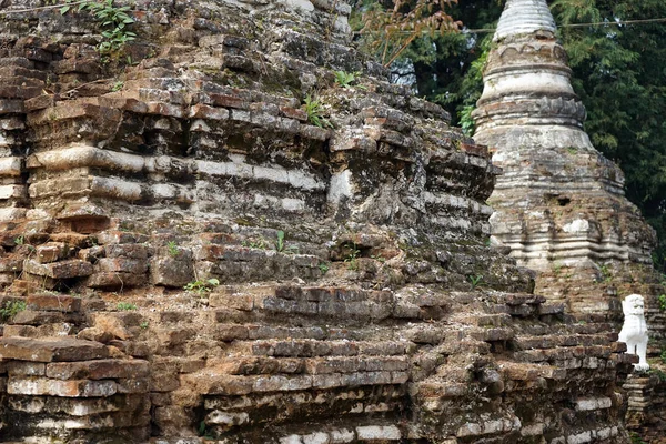 Ansient stupa ve Beyaz Aslan — Stok fotoğraf