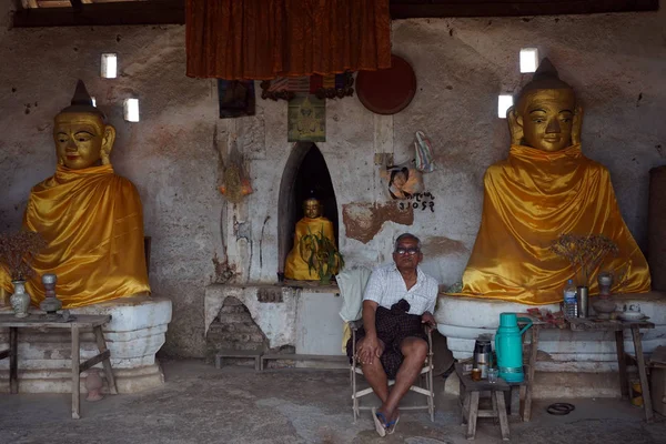 Два Будды в монастыре — стоковое фото