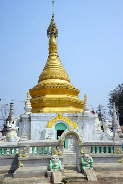 Estupa antiga em Hsipaw — Fotografia de Stock