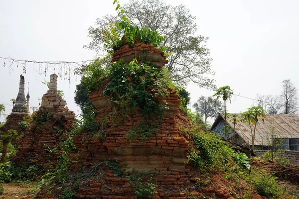 Estiupas de ladrillo en Hsipaw —  Fotos de Stock