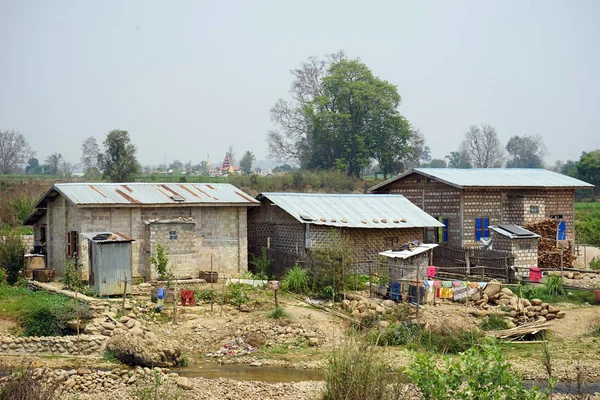 Maisons en bambou dans le village — Photo