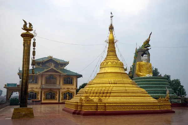 Buddha and stupa — Stock Photo, Image