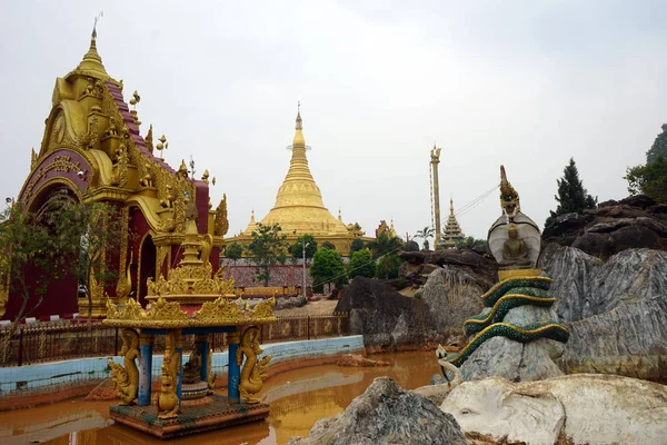 Teich mit Buddha — Stockfoto