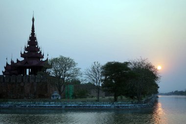 Kraliyet Sarayı ve günbatımı