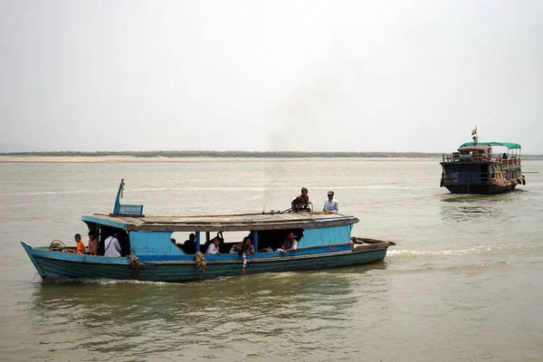 Bateaux sur la rivière — Photo