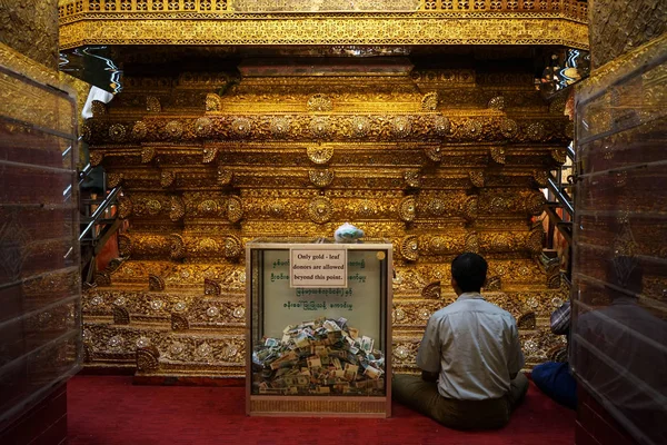 L'uomo prega vicino a Mahamuni Buddha — Foto Stock