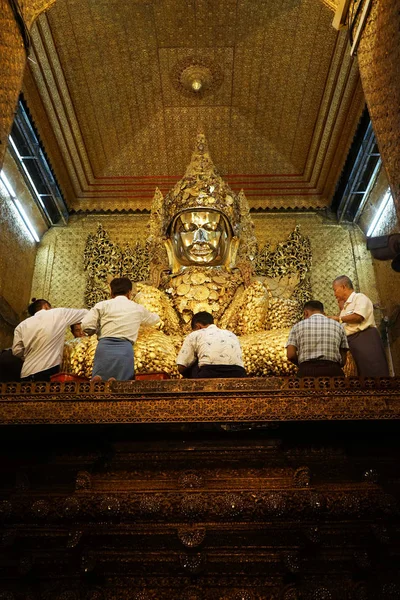 Buda Mahamuni em Mandalay — Fotografia de Stock