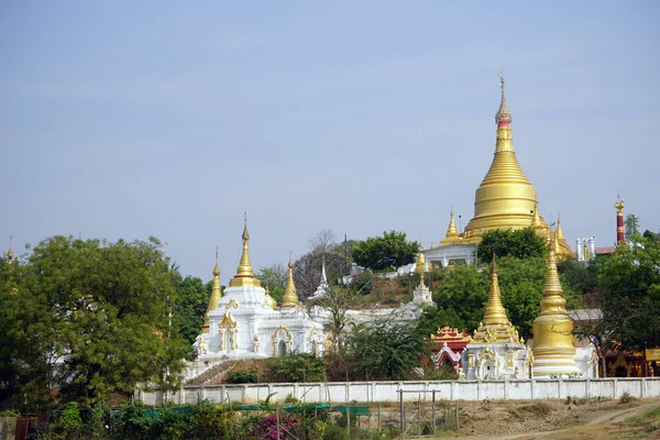 Stupas en la colina —  Fotos de Stock