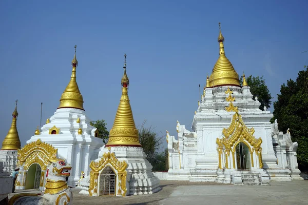 Stupas na colina — Fotografia de Stock