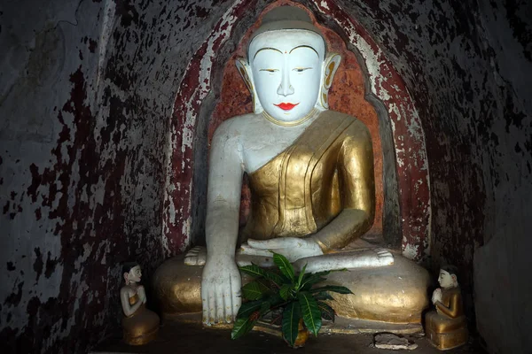 Buddha in der Nische — Stockfoto