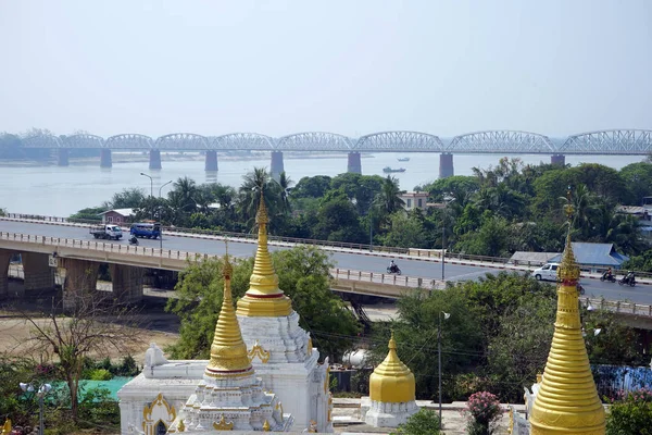 Yol ve stupas — Stok fotoğraf