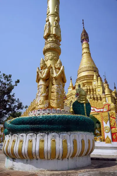 Kolumne und Stupa — Stockfoto