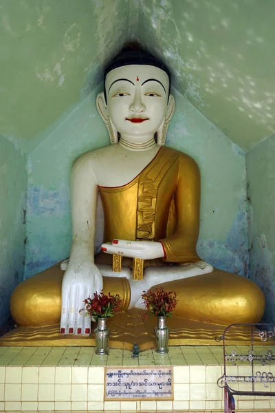 Buddha im Kloster — Stockfoto