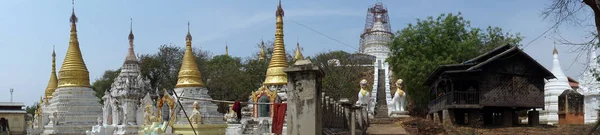 Stupas na colina — Fotografia de Stock