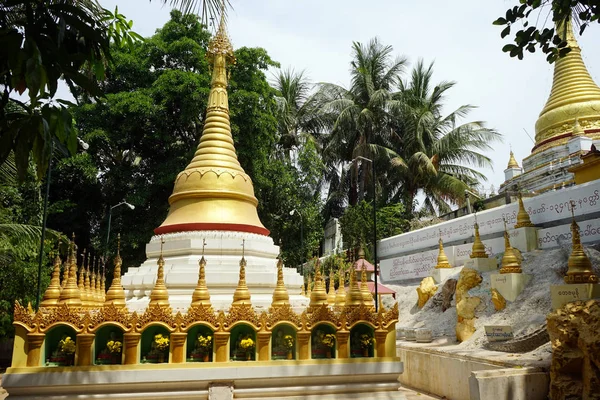 Stupas tepe üzerinde — Stok fotoğraf